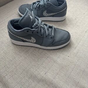 Gray Nike Sneakers with Patterned Swoosh size 7